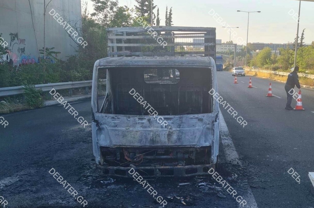 Βανάκι πήρε φωτιά εν κινήσει στη λεωφόρο Κύμης (pics)