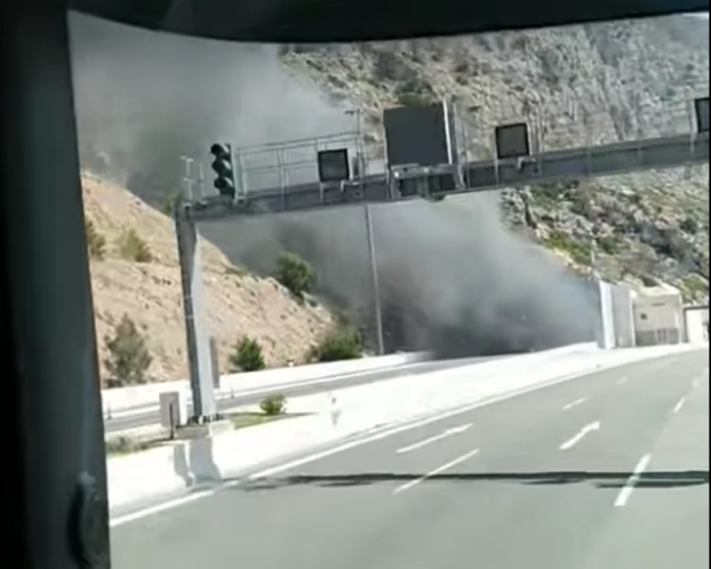 Φωτιά σε αυτοκίνητο στο τούνελ της Κακιάς Σκάλας – Έκλεισε για μία ώρα η Εθνική Οδός (vid)