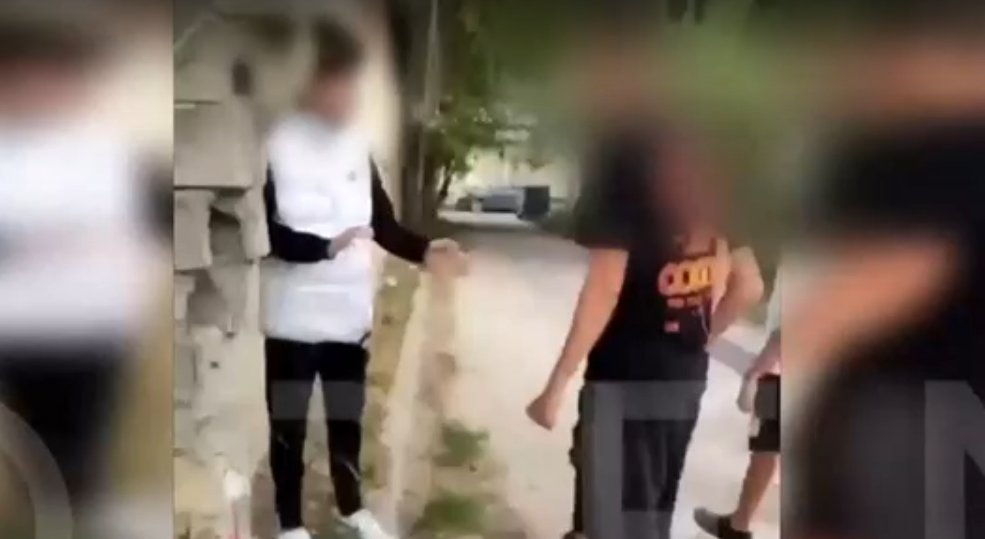 Μενίδι: Βίντεο από άγριο ξυλοδαρμό 16χρονου – Αρνήθηκε να τους δώσει χρήματα