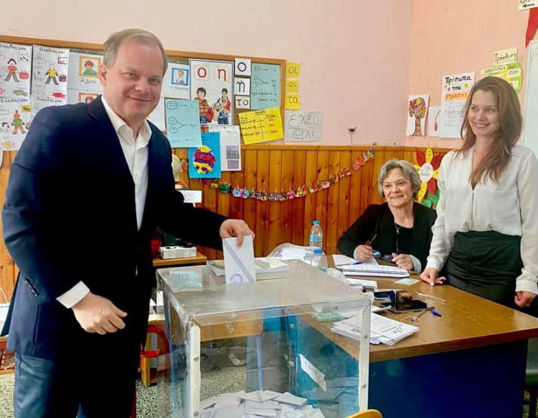 Εκλογές 2023: Ψήφισε στις Σέρρες ο Κώστας Αχ. Καραμανλής – “Τον πρώτο και απόλυτο λόγο έχουν οι πολίτες”