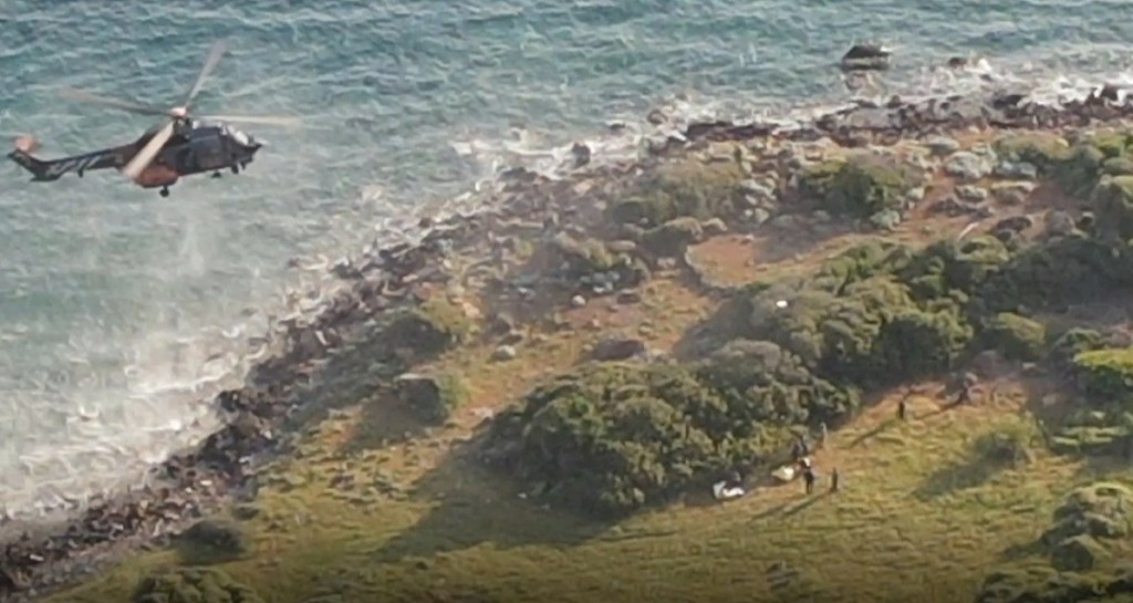 Απεγκλωβισμός προσφύγων από βραχώδη ακτή στη Λέσβo