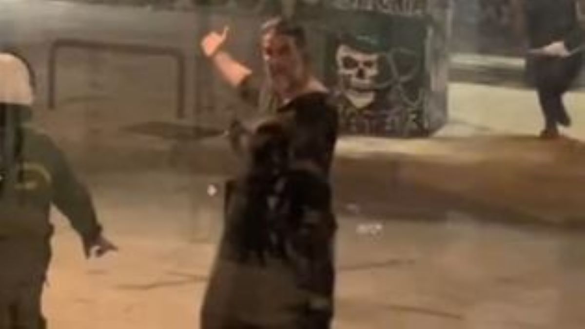 Ο Μπισμπίκης στα επεισόδια οπαδών και ΜΑΤ έξω από τη Λεωφόρο (vids)