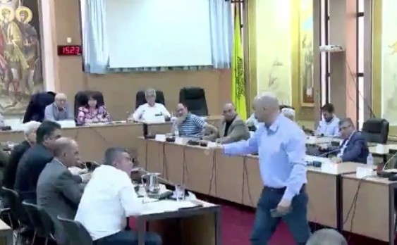 Μέγαρα: Το «έλα να δεις» σε δημοτικό συμβούλιο – Παρά λίγο να επιτεθούν σε πολίτη που διαμαρτυρήθηκε (vid)