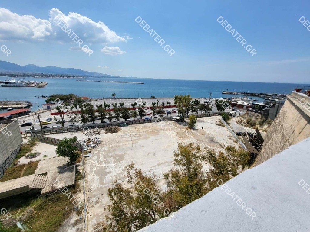 Τραγωδία στο Μικρολίμανο – Νεκρός άνδρας που έπεσε από ύψος στο δημοτικό πάρκινγκ