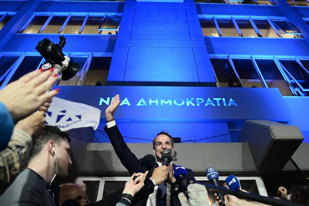 Συγκινημένος ο Μητσοτάκης – Αποθεώθηκε στην Πειραιώς (pics&vid)