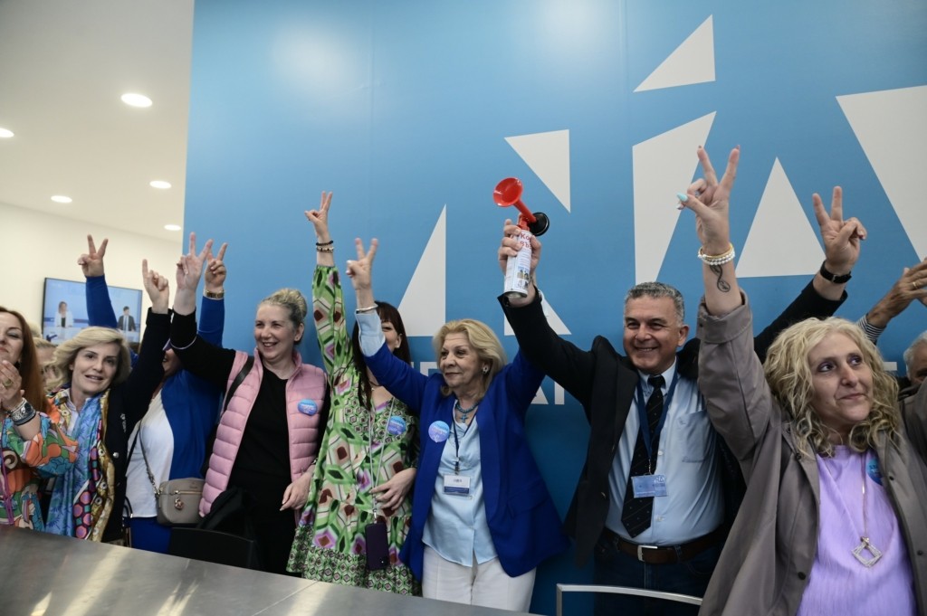 Πανηγυρισμοί και χειροκροτήματα στο περίπτερο της ΝΔ μετά το exit poll (pics)