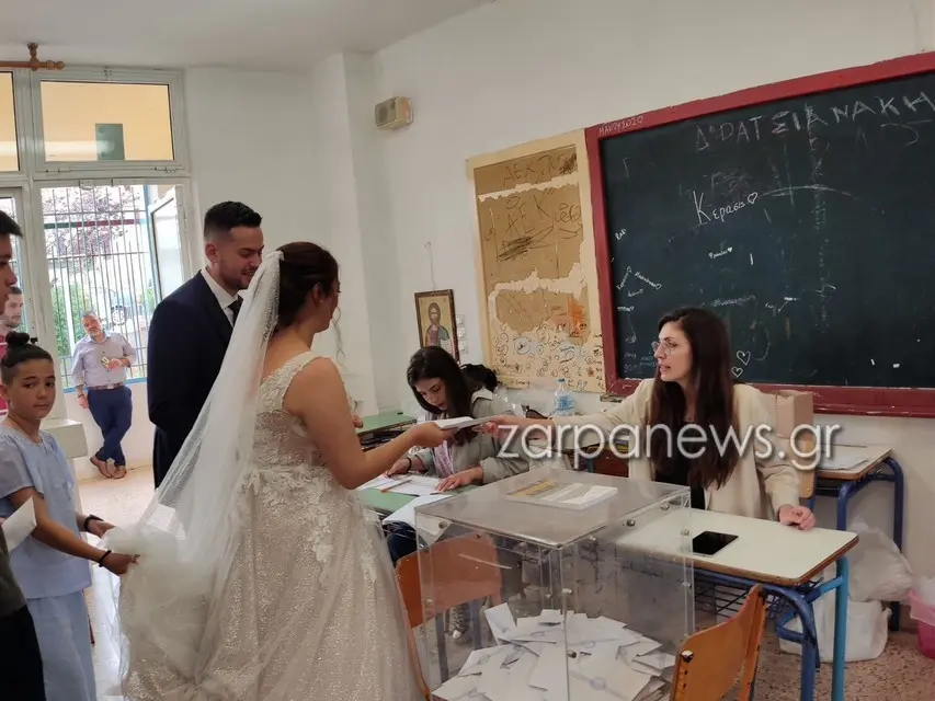 Στην κάλπη με το… νυφικό – Το ζευγάρι από τα Χανιά που άφησε τον γάμο και πήγε για ψήφο