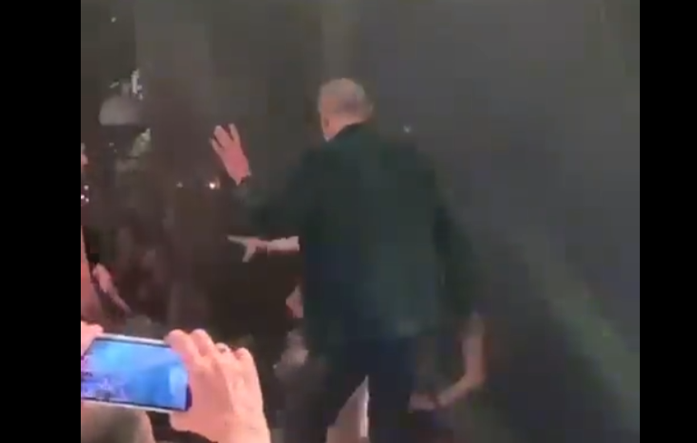 Πάνος Καμμένος: Ξέφρενος χορός σε μπαρ με δερμάτινο παντελόνι σε ρυθμούς “Hot Stuff”
