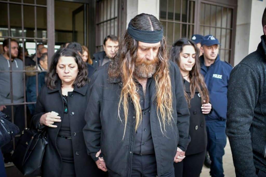Βαγγέλης Γιακουμάκης: “Δεν θα αντέξω να δω την παράσταση” – Συγκλονίζει ο πατέρας του (vids)