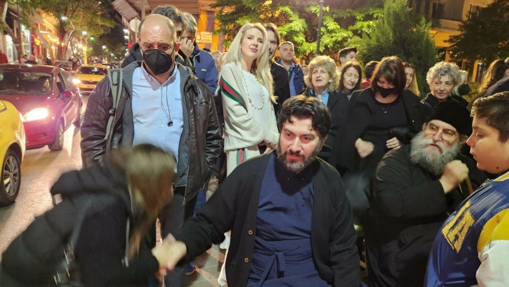 Στη Μητρόπολη ο πατήρ Αντώνιος – Προσκύνησε την εικόνα «Άξιον Εστί» (pics&vid)