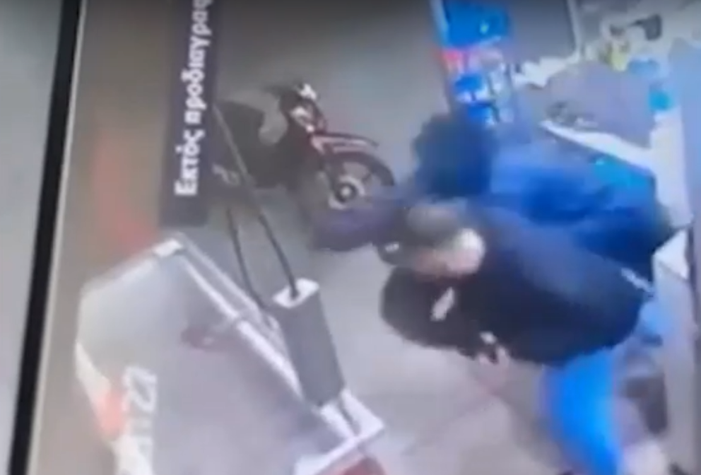 Θεσσαλονίκη: Προσπάθησε να ληστέψει περίπτερο αλλά τον ακινητοποίησε ο υπάλληλος (vid)