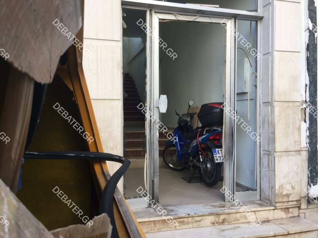 Περιστέρι: Έκρηξη σε πολυκατοικία με ζημιές σε μηχανές και αυτοκίνητα