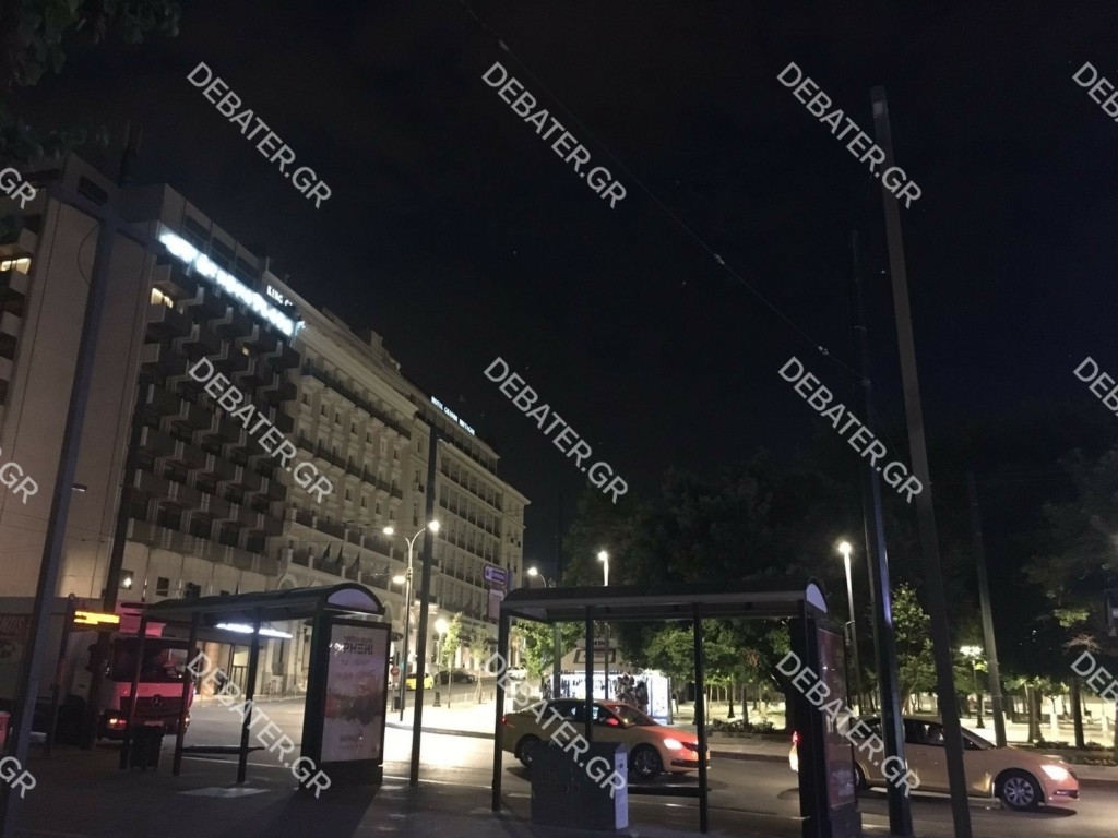 Στο «σκοτάδι» η πλατεία Συντάγματος (pics)