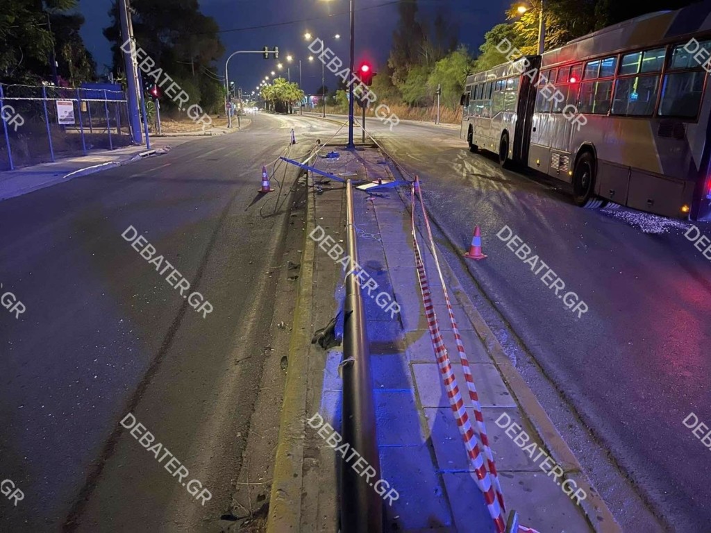 Αυτοκίνητο έπεσε πάνω σε κολώνα φωτισμού στην Αγία Παρασκευή – Σε σοβαρή κατάσταση ο οδηγός