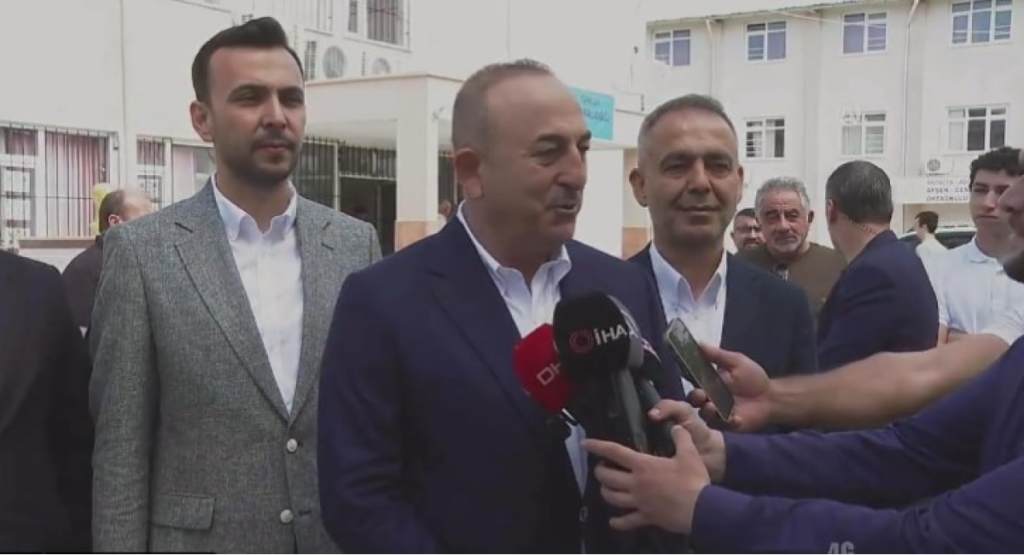 Εκλογές στην Τουρκία: Στην Αττάλεια ψήφισε ο Μεβλούτ Τσαβούσογλου (vid)