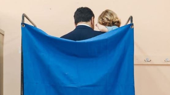 Ο Βασίλης Κικίλιας ψήφισε αγκαλιά με τον γιο του