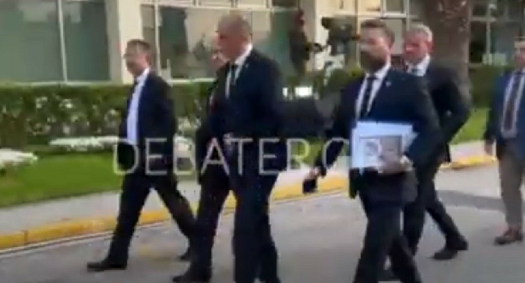 Debate: Έφτασε πρώτος στην ΕΡΤ ο Βελόπουλος – Τον ακολούθησαν Βαρουφάκης και Κουτσούμπας (vids)