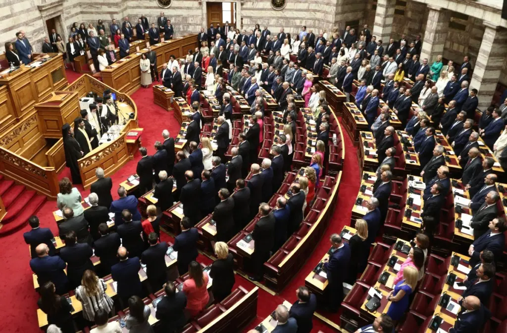 Στη Βουλή το νομοσχέδιο για τις αυξήσεις των μισθών των δημοσίων υπαλλήλων – Παρατάθηκε το Market Pass