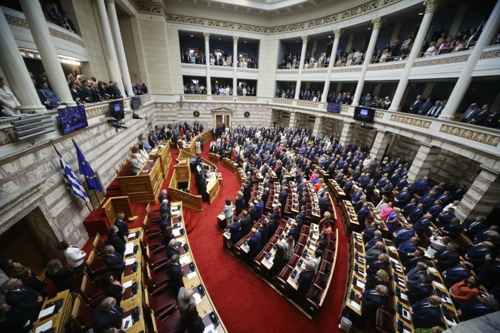Ολοκληρώθηκε η ορκωμοσία των νέων βουλευτών για τη «Βουλή της μίας ημέρας» (pics)