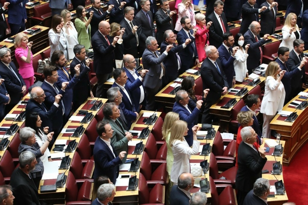 Ορκωμοσία της νέας Βουλής – «Γκάφα» με τους βουλευτές του ΠΑΣΟΚ