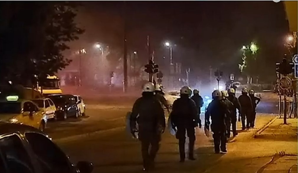 Επεισόδια τη νύχτα στην Πανεπιστημιούπολη στου Ζωγράφου – Κάηκαν αυτοκίνητα (vid)