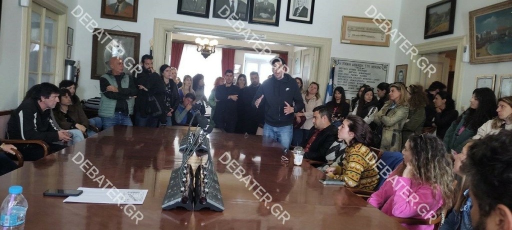 Μύκονος: Καταγγελία στο DEBATER – Βγάζουν στον δρόμο 25 εκπαιδευτικούς για να ενοικιάσουν τα σπίτια σε τουρίστες