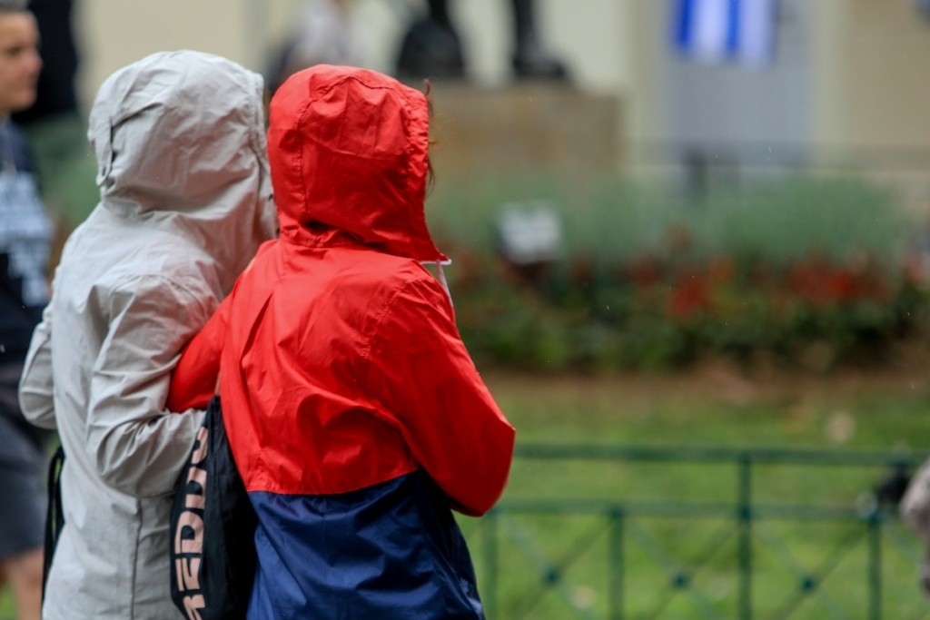Άνοιξαν οι ουρανοί στην Αττική – Προβλήματα στους δρόμους (vid)