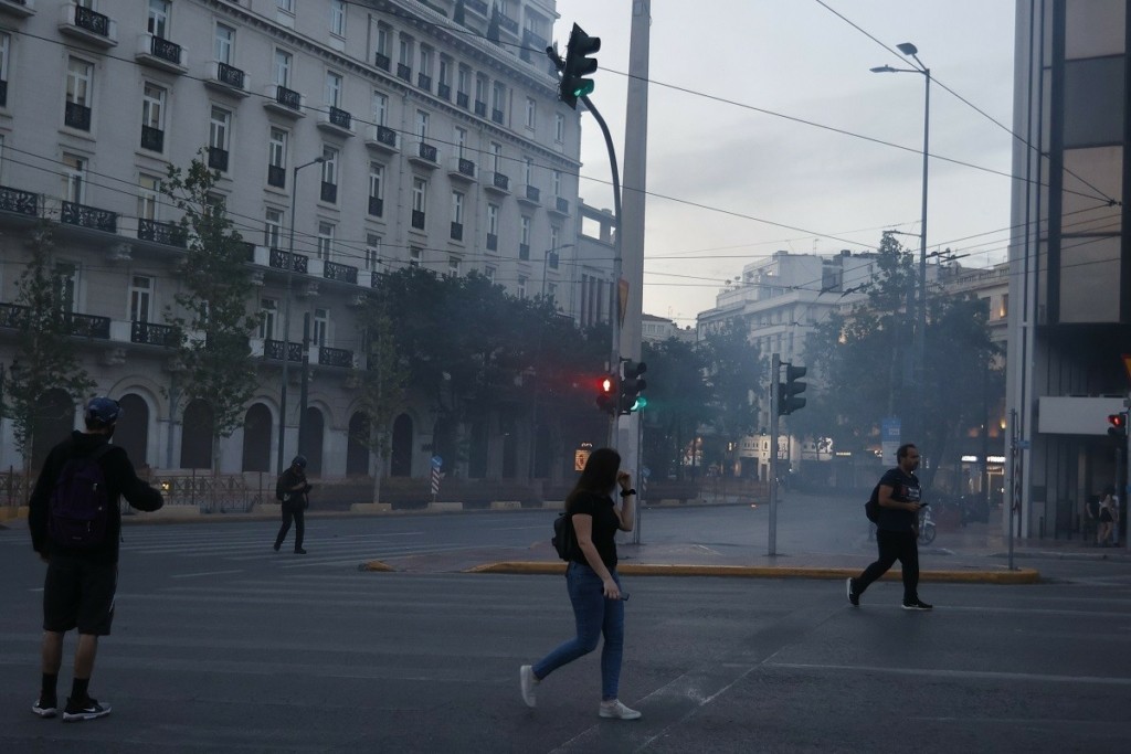 Επεισόδια στο κέντρο της Αθήνας στην πορεία για το ναυάγιο στην Πύλο