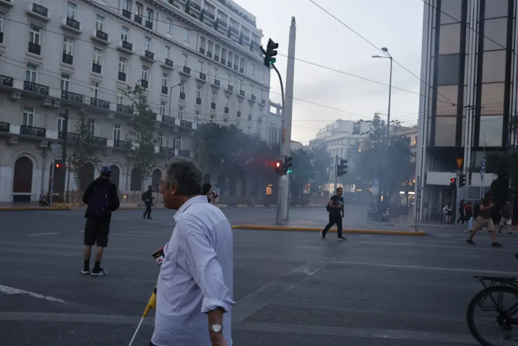 Στις 26 οι προσαγωγές για τα επεισόδια στο κέντρο της Αθήνας μετά την πορεία για το ναυάγιο της Πύλου