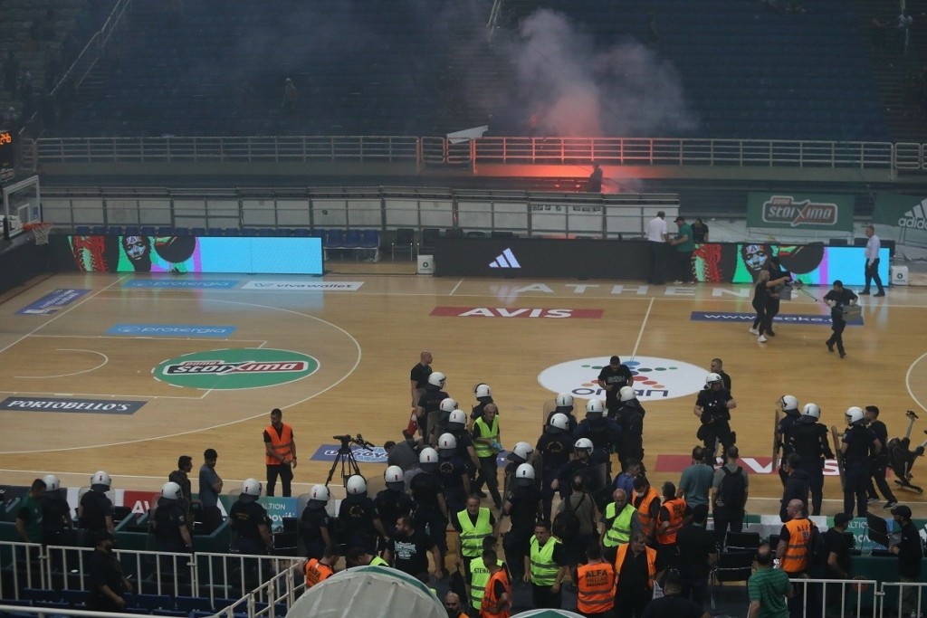 Παναθηναϊκός-Ολυμπιακός: Σκηνές «πολέμου» στο ΟΑΚΑ – Σπασμένα καθίσματα και καπνογόνα (pics&vid)