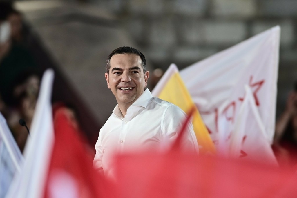 Τσίπρας από το Σύνταγμα: «Επιτρέπεται να πέσεις αλλά επιβάλλεται να σηκωθείς»
