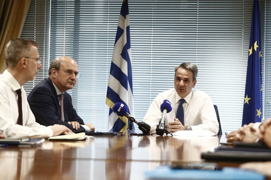 Έδωσε το σύνθημα μετά την επίσκεψη στο υπουργείο Οικονομικών ο Μητσοτάκης – «Ανάπτυξη με αντίκτυπο στο εισόδημα όλων των Ελλήνων»