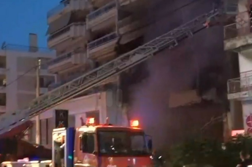 Μεγάλη φωτιά σε κατάστημα επίπλων στον Άλιμο – Βίντεο ντοκουμέντο καταγράφει τον εμπρησμό