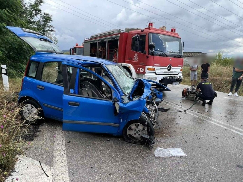 Σοβαρό τροχαίο στο Αγρίνιο – Απεγκλωβίστηκε σοβαρά τραυματισμένη γυναίκα (pics)
