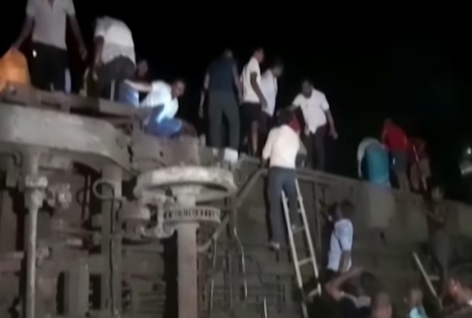Τα αίτια της σιδηροδρομικής τραγωδίας στην Ινδία – Τι δείχνουν οι πρώτες ενδείξεις
