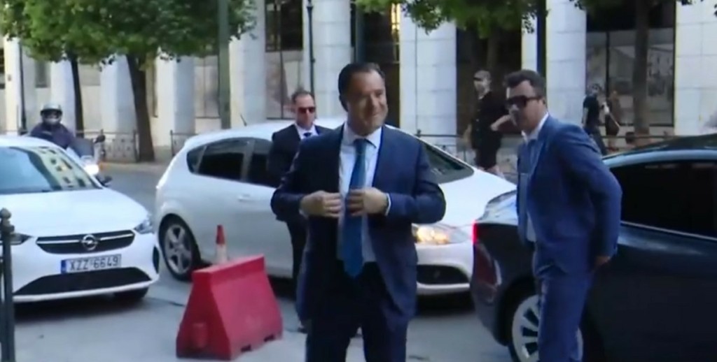 Οι υπουργοί “σήκωσαν τα μανίκια” – Ποιοι έφτασαν νωρίς στο πόστο τους (vid)