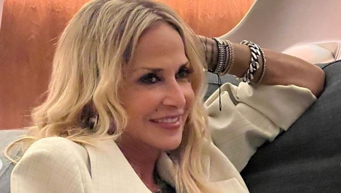 Η Άννα Βίσση με νέο hair look στη Νέα Υόρκη – Οι βόλτες με τα εγγόνια της (pics)