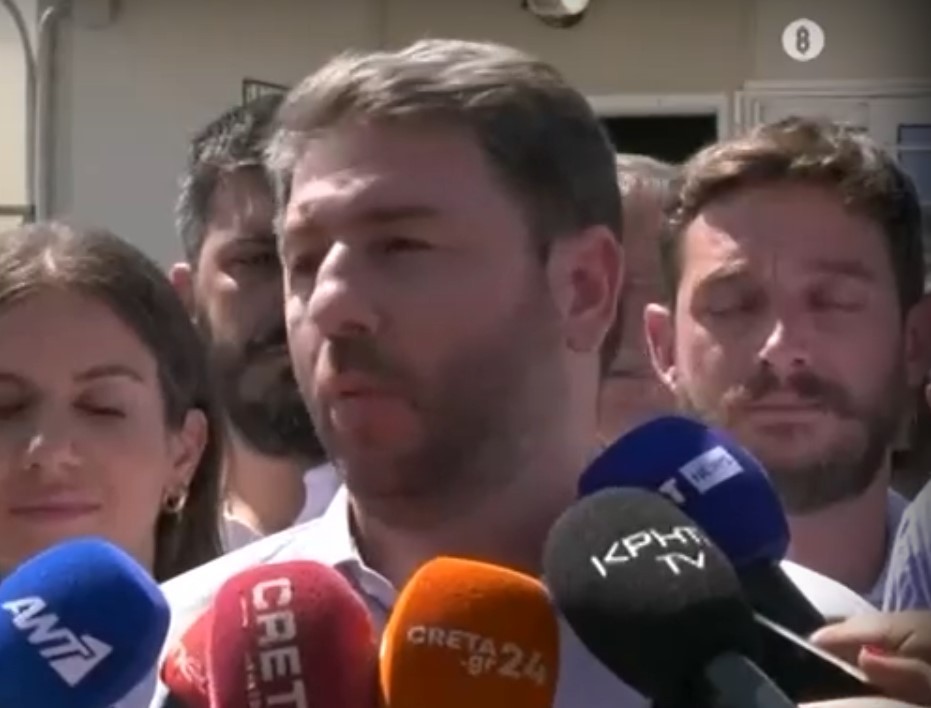Ψήφισε στο Αρκαλοχώρι Ηρακλείου ο Νίκος Ανδρουλάκης