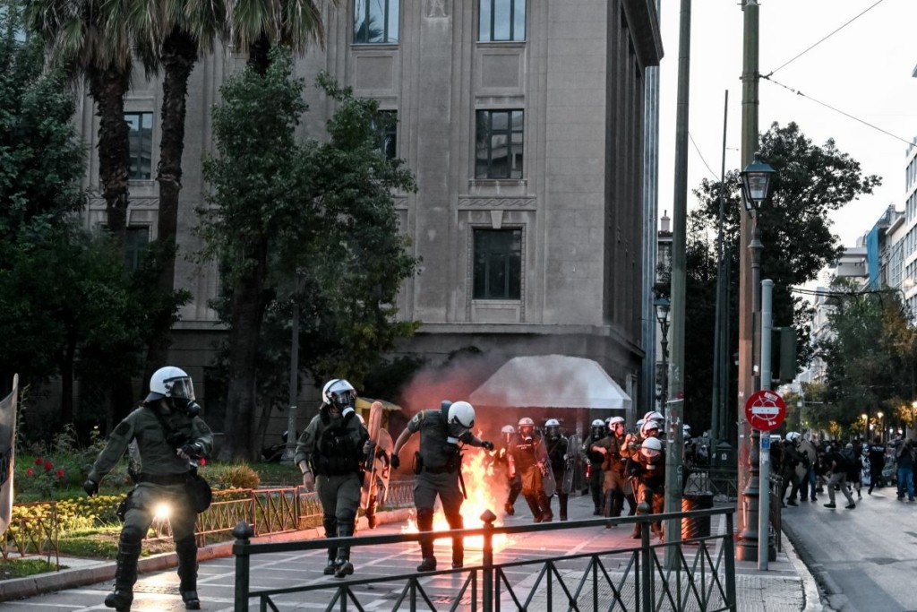 Ναυάγιο την Πύλο: Χάος στην πορεία στο κέντρο της Αθήνας – Ζημιές σε εκλογικά περίπτερα της ΝΔ σε Χανιά και Πάτρα