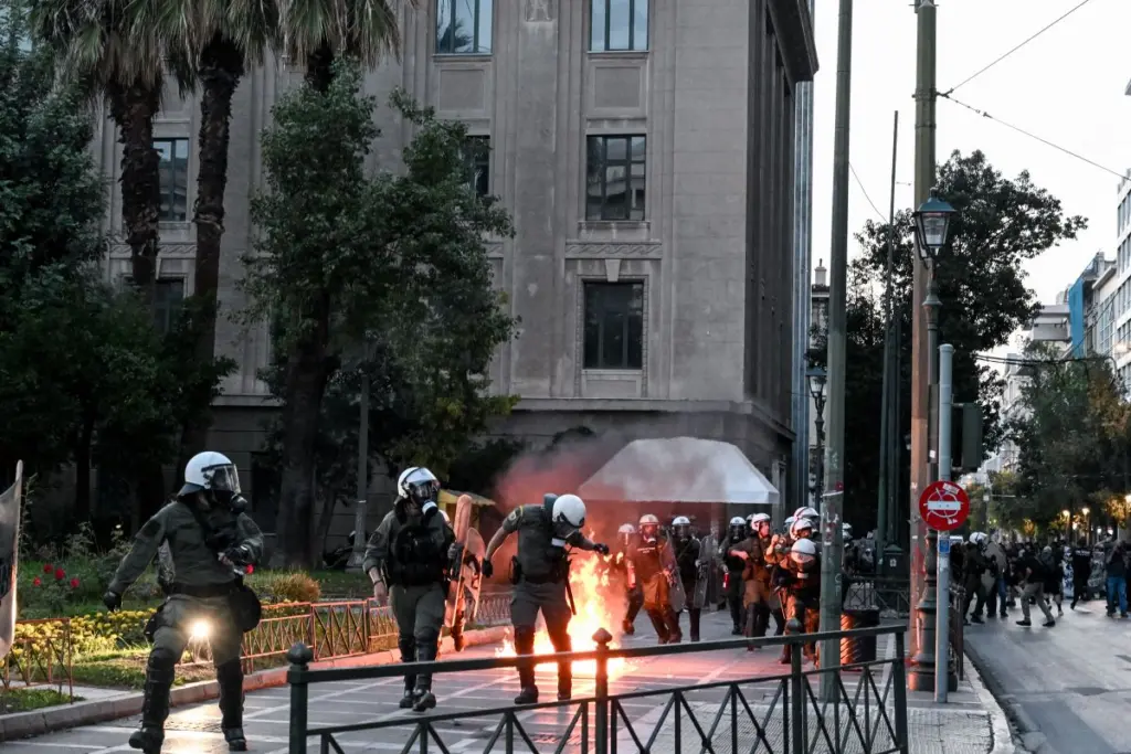 Ναυάγιο την Πύλο: Χάος στην πορεία στο κέντρο της Αθήνας – Ζημιές σε εκλογικά περίπτερα της ΝΔ σε Χανιά και Πάτρα