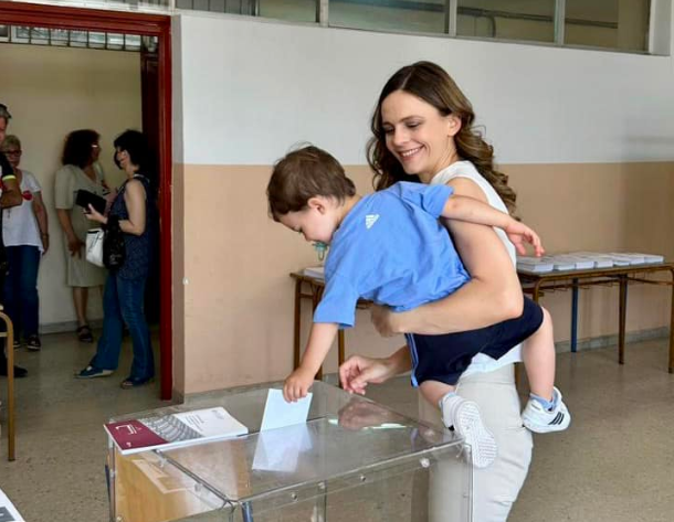 Έφη Αχτσιόγλου: Ψήφισε με το παιδί της στο Περιστέρι