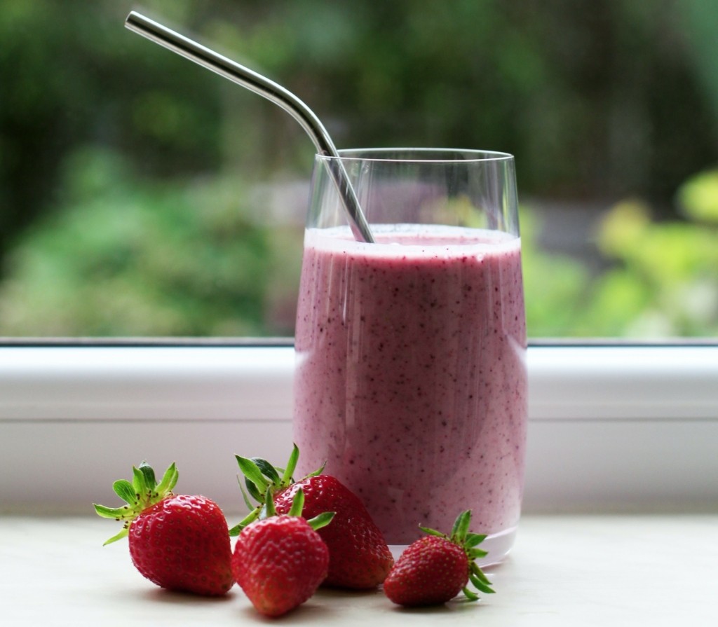 Καλοκαιρινό και υγιεινό smoothie με φράουλα και γάλα βρώμης