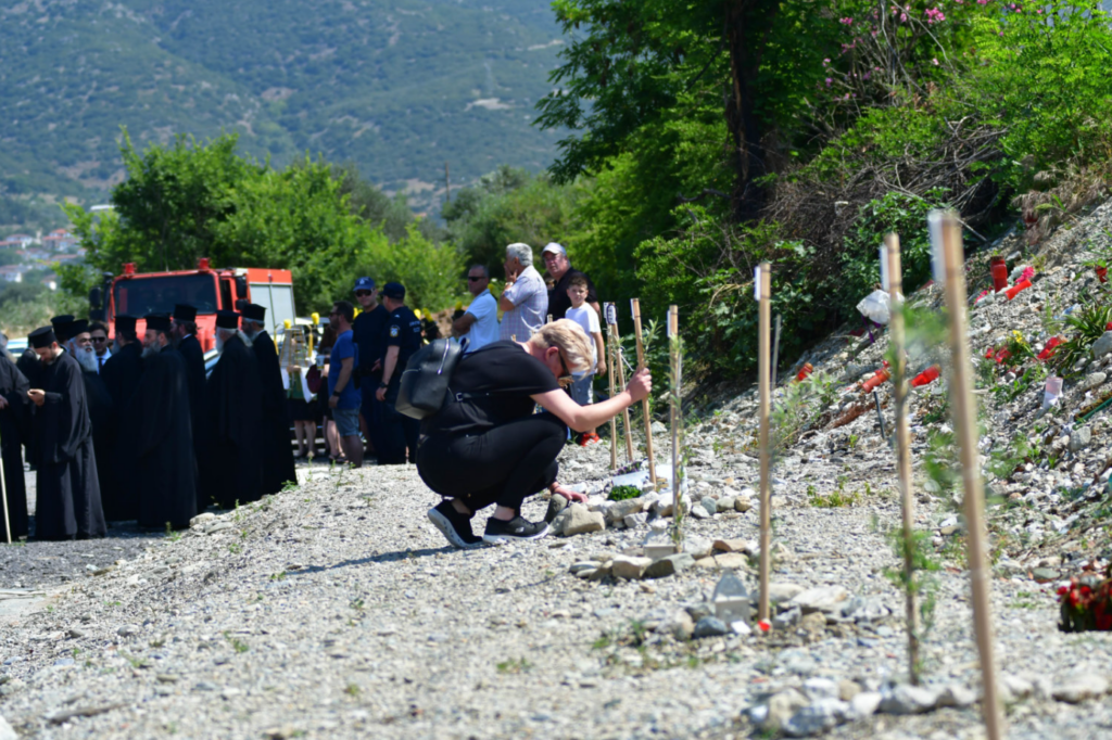Δυστύχημα στα Τέμπη: Φύτεψαν δεντράκια στη μνήμη των θυμάτων – Συντετριμμένοι οι συγγενείς στο τρισάγιο