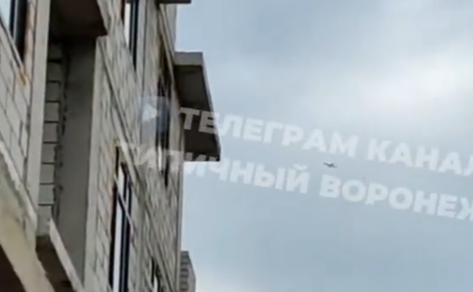 Ρωσία: Drone “καρφώθηκε” σε κτίριο κατοικιών στην πόλη Βορονέζ – Τρεις τραυματίες