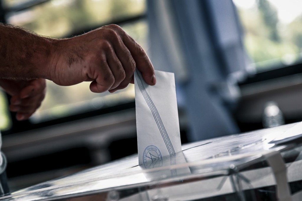 Εκλογές 2023 – Κέρκυρα: 95χρονη πήγε να ψηφίσει με ασθενοφόρο