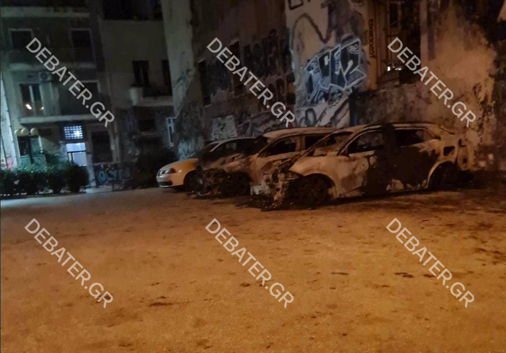 Εξάρχεια: Εμπρησμός τριών αυτοκινήτων