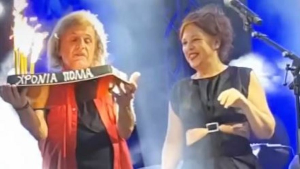 Η έκπληξη της Ελένης Ράντου στον Βασίλη Παπακωνσταντίνου για τα γενέθλιά του και η οικογενειακή φωτογραφία