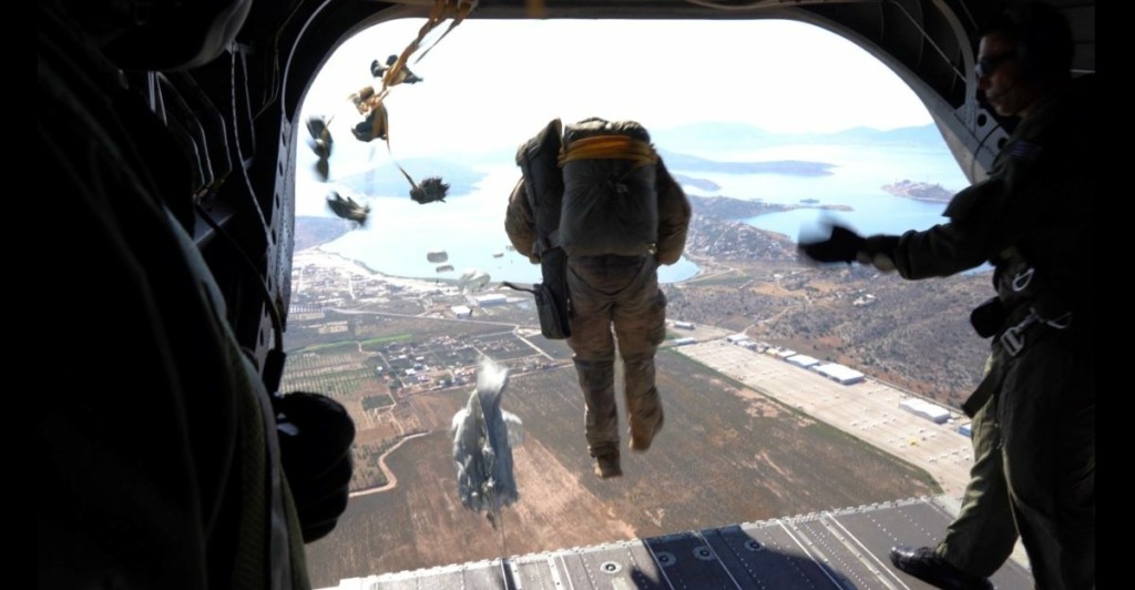 Κωνσταντίνος Φλώρος: Έκανε άλμα από ελικόπτερο Chinook CH-47D