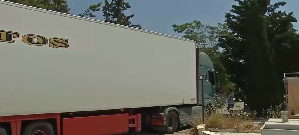 Ναυάγιο στην Πύλο: Στο Σχιστό με φορτηγό – ψυγείο μεταφέρθηκαν οι σοροί – Πού θα ταφούν (vid)