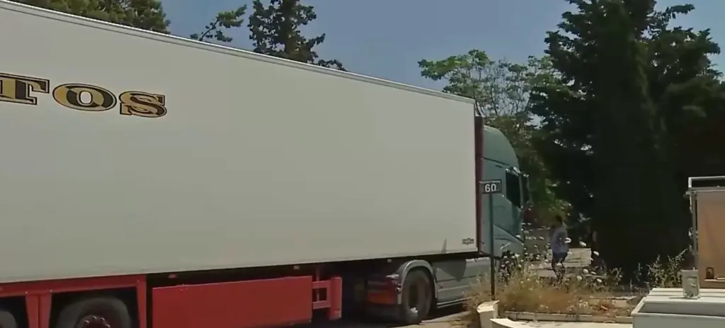 Ναυάγιο στην Πύλο: Στο Σχιστό με φορτηγό – ψυγείο μεταφέρθηκαν οι σοροί – Πού θα ταφούν (vid)